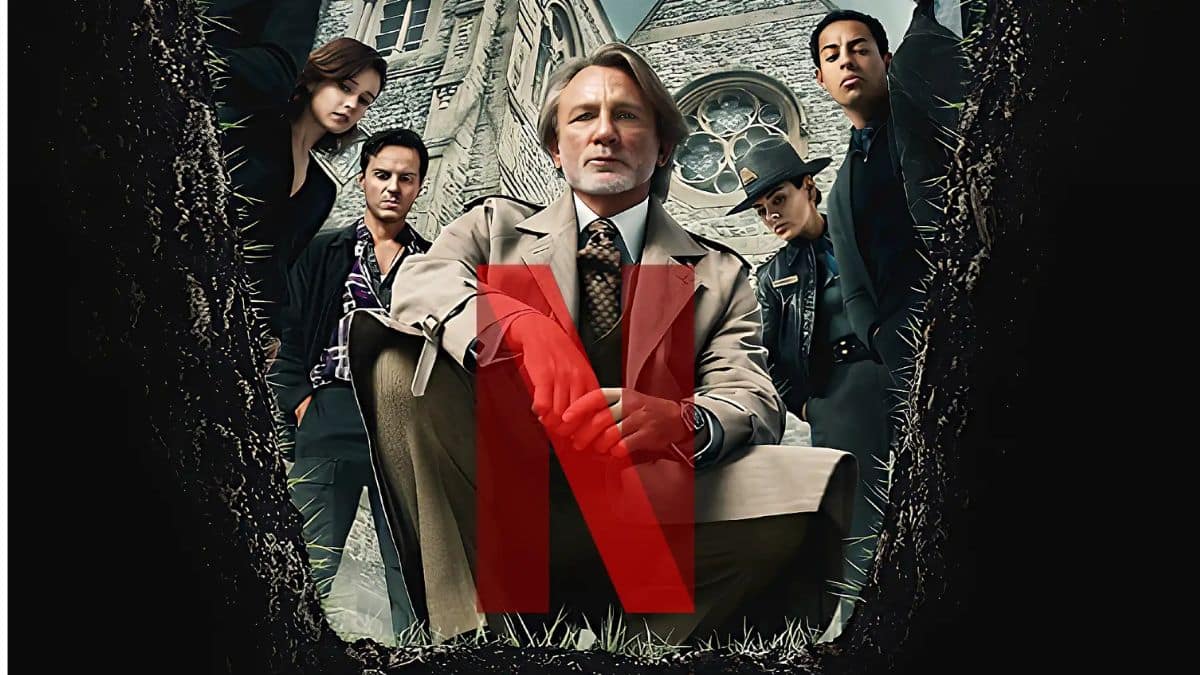 Daniel Craig como el detective Benoit Blanc en el centro, agachado en lo que parece ser una tumba o agujero, rodeado por otros cuatro personajes del elenco, con una iglesia de fondo. Es el cartel oficial de la tercera película de Puñales por la Espalda (Knives Out 3) de Netflix.