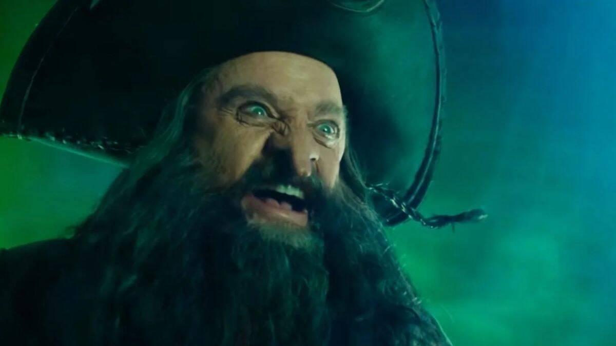 Mark Hamill caracterizado como el Holandés Errante en Bob Esponja: La búsqueda de los pantalones cuadrados, con maquillaje protésico, barba desaliñada y nariz torcida.