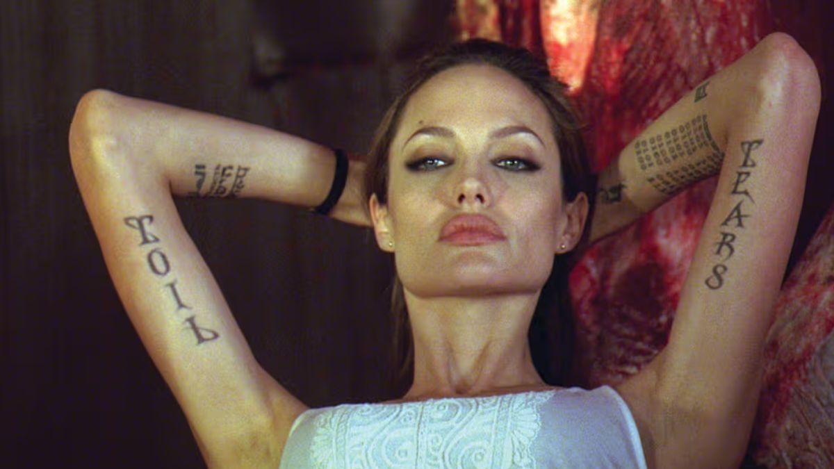 Angelina Jolie interpreta a Fox en la película Wanted, con pistola y actitud combativa.
