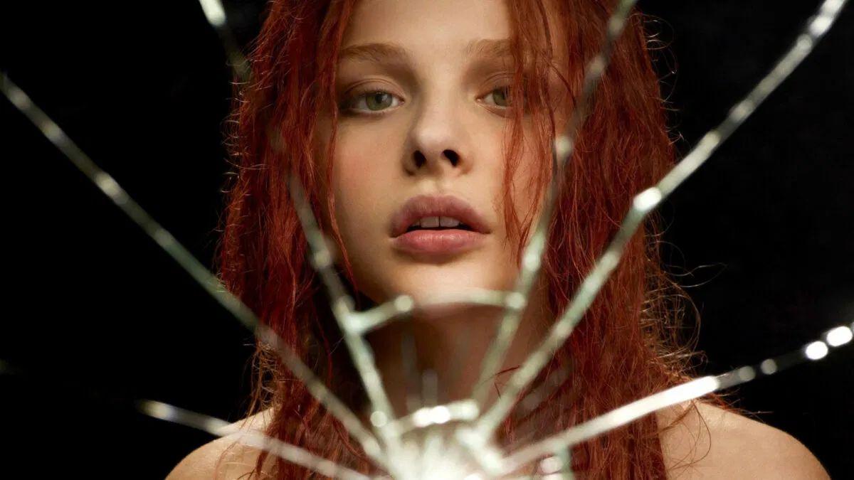 Carrie White en la nueva serie de Amazon Prime Video, adaptación de la novela de Stephen King por Mike Flanagan, con escena del baile de graduación.