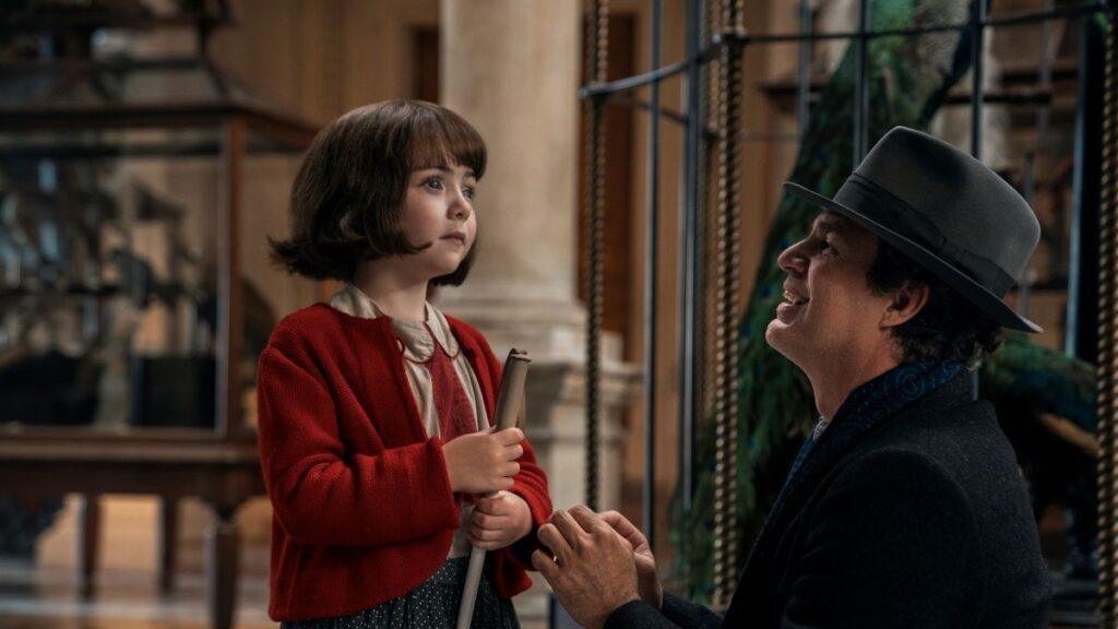 Mark Ruffalo como Daniel LeBlanc junto a Marie-Laure en la miniserie de Netflix La luz que no puedes ver