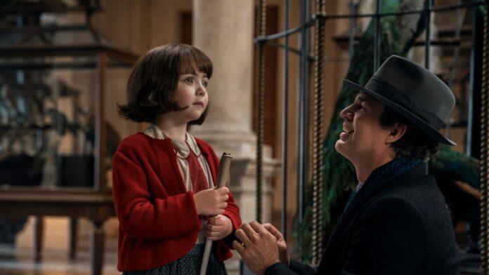 mark-ruffalo-la-luz-que-no-puedes-ver-netflix Mark Ruffalo como Daniel LeBlanc junto a Marie-Laure en la miniserie de Netflix La luz que no puedes ver