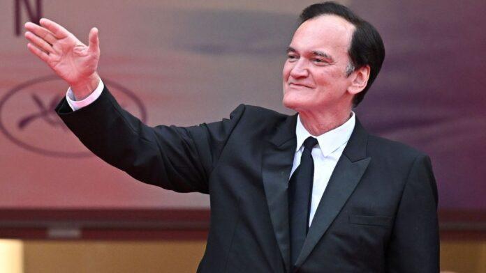 Quentin Tarantino saluda en una alfombra roja mientras prepara su nueva obra de teatro en el West End de Londres